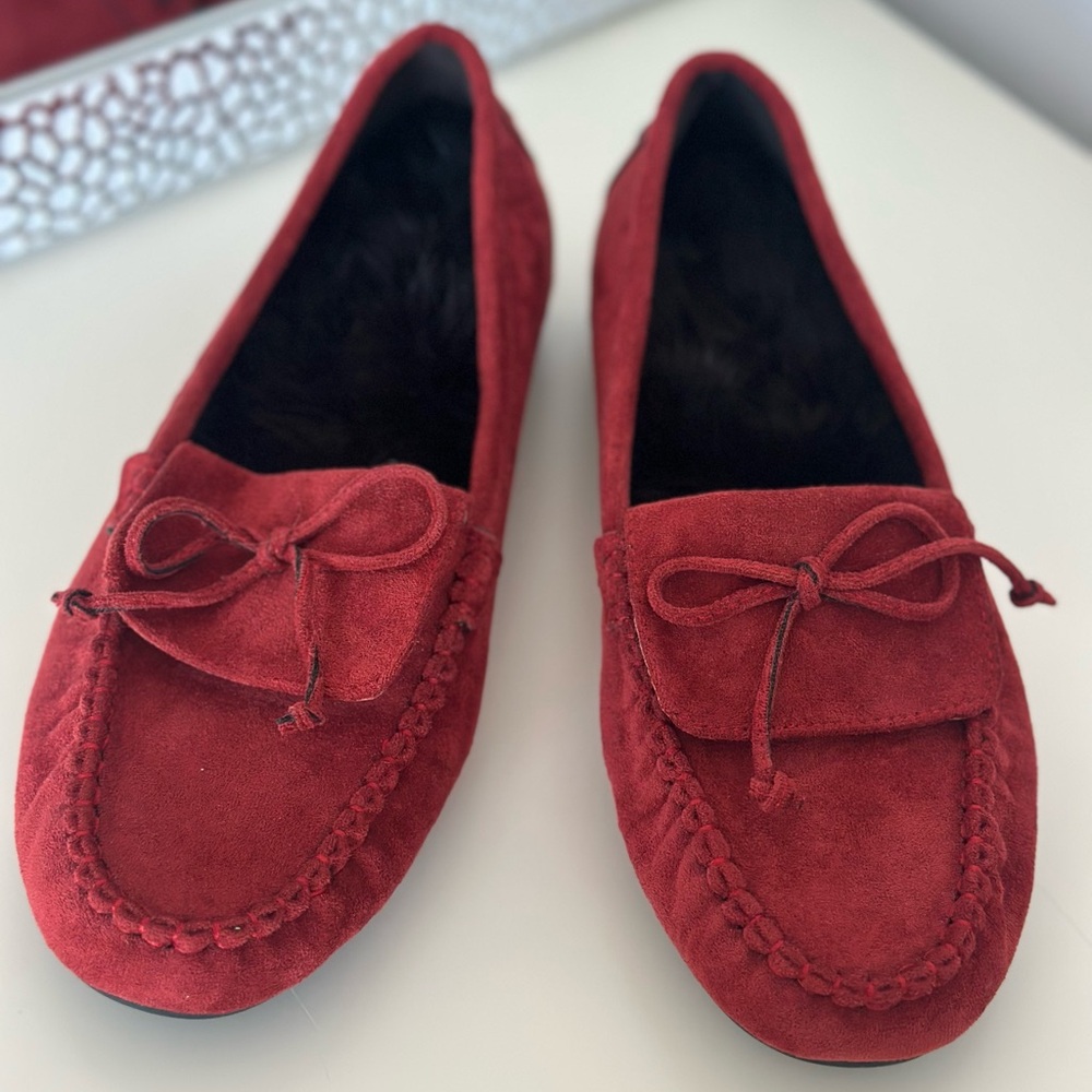 Red suede leather rubber-
studded loafers natural fur inside Sz 6,5